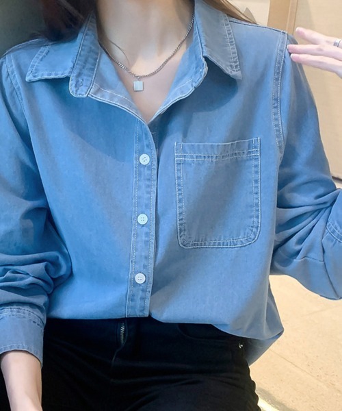 Doux Belle(ドゥーベル)の「ボタン付きデニム柄シャツ(シャツ/ブラウス・レディース・ダークブルー/ライトブルー・MEDIUM)」の3枚目の写真