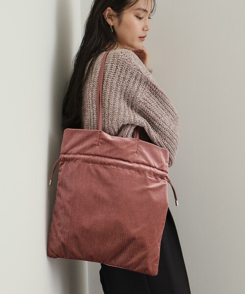 OPAQUE.CLIP(オペークドットクリップ)の「【A4サイズ対応】プリーツドロストショルダーバッグ(ショルダーバッグ・レディース・ブルー系6/ベージュ系6/ブラック/シルバー/ピンク系9・00)」の4枚目の写真