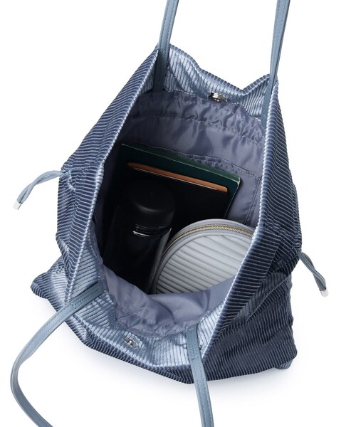 OPAQUE.CLIP(オペークドットクリップ)の「【A4サイズ対応】プリーツドロストショルダーバッグ(ショルダーバッグ・レディース・ブルー系6/ベージュ系6/ブラック/シルバー/ピンク系9・00)」の14枚目の写真