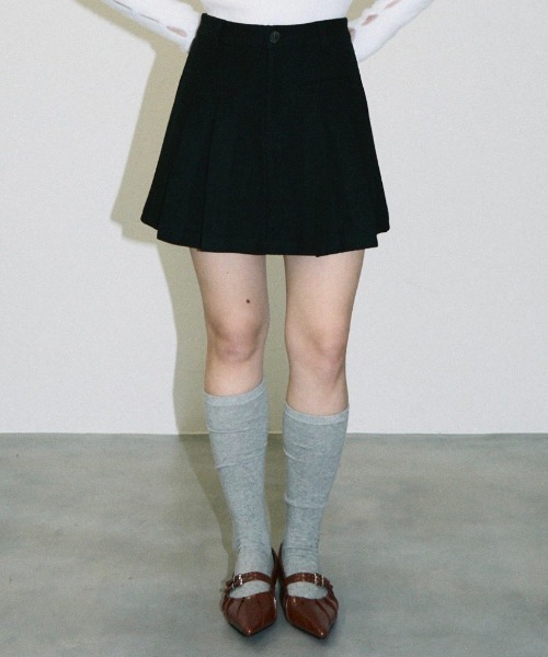 Clum（クルム）の「wool like pleats mini skirt / ウールライクプリーツミニスカート（スカート・レディース・チャコールグレー/カーキ/ブラック・MEDIUM/SMALL）」の2枚目の写真