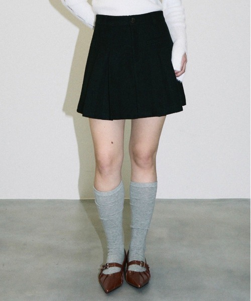 Clum（クルム）の「wool like pleats mini skirt / ウールライクプリーツミニスカート（スカート・レディース・チャコールグレー/カーキ/ブラック・MEDIUM/SMALL）」の4枚目の写真