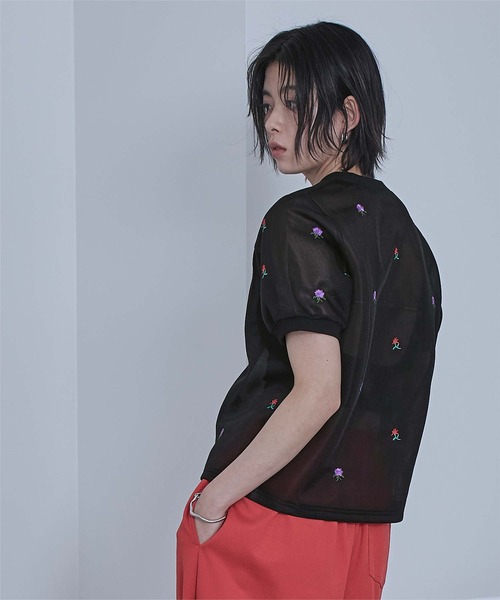 miette(ミエット)の「シアーダンボールフラワー刺繍トップス(Tシャツ/カットソー・レディース・ブラック/ホワイト/イエロー・FREE)」の6枚目の写真
