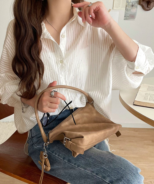 classicalelf（クラシカルエルフ）の「今季らしく着こなせる♪ラインストーンつきオーバーサイズシアーストライプシャツ(長袖)　紫外線・日焼け対策/冷房対策（シャツ/ブラウス・レディース・ベージュ/ブルー/オフホワイト・LARGE/MEDIUM/SMALL/X-LARGE）」の2枚目の写真