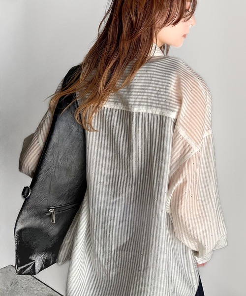 classicalelf（クラシカルエルフ）の「今季らしく着こなせる♪ラインストーンつきオーバーサイズシアーストライプシャツ(長袖)　紫外線・日焼け対策/冷房対策（シャツ/ブラウス・レディース・ベージュ/ブルー/オフホワイト・LARGE/MEDIUM/SMALL/X-LARGE）」の9枚目の写真