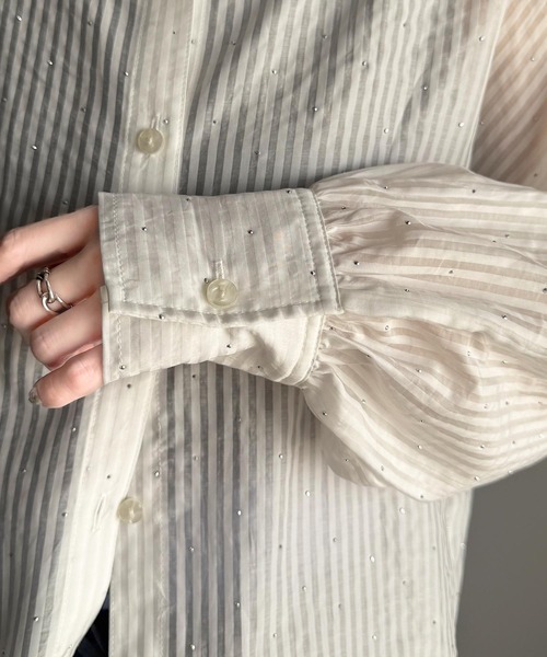 classicalelf（クラシカルエルフ）の「今季らしく着こなせる♪ラインストーンつきオーバーサイズシアーストライプシャツ(長袖)　紫外線・日焼け対策/冷房対策（シャツ/ブラウス・レディース・ベージュ/ブルー/オフホワイト・LARGE/MEDIUM/SMALL/X-LARGE）」の16枚目の写真
