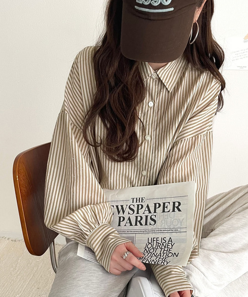 classicalelf（クラシカルエルフ）の「今季らしく着こなせる♪ラインストーンつきオーバーサイズシアーストライプシャツ(長袖)　紫外線・日焼け対策/冷房対策（シャツ/ブラウス・レディース・ベージュ/ブルー/オフホワイト・LARGE/MEDIUM/SMALL/X-LARGE）」の21枚目の写真