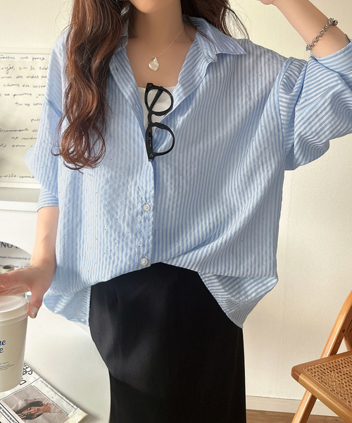 classicalelf（クラシカルエルフ）の「今季らしく着こなせる♪ラインストーンつきオーバーサイズシアーストライプシャツ(長袖)　紫外線・日焼け対策/冷房対策（シャツ/ブラウス・レディース・ベージュ/ブルー/オフホワイト・LARGE/MEDIUM/SMALL/X-LARGE）」の22枚目の写真