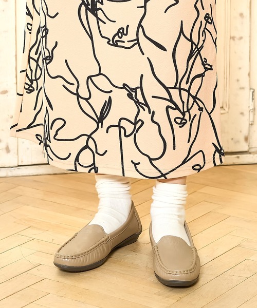 ALPHA CUBIC（アルファーキュビック）の「【はっ水加工】リアルレザーシンプルローファー（ローファー・レディース・ネイビー/ホワイト/ガンメタ/ダークベージュ・22.5cm/23.5cm/24.5cm/23.0cm/24.0cm）」の3枚目の写真