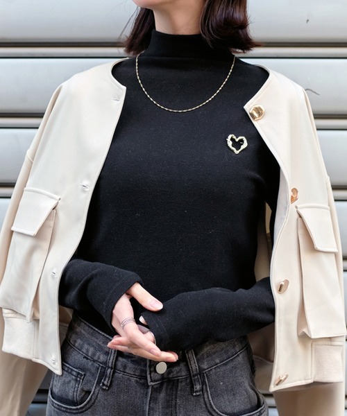 STYLEBLOCK(スタイルブロック)の「ハートブローチ付きボトルネックトップス(Tシャツ/カットソー・レディース・ホワイト/ライトブルー/ライトイエロー/ライトピンク/ブラック/ライトグリーン・FREE)」の2枚目の写真