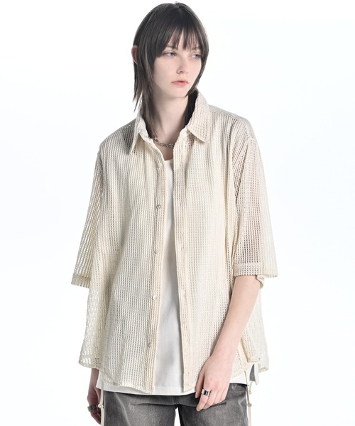 ADRER(アドラー)の「loose silhouette lace/sheer shirt / ルーズシルエットレース/シアーシャツ(シャツ/ブラウス・メンズ・ブラック系2/ホワイト系1/ホワイト系2/ブラック系1/ブラック系3/ブルー系1/ホワイト系3/ブラック系5/ブラック系4/ホワイト系4・L/M/S/XS)」の5枚目の写真