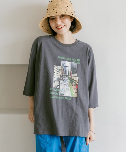 niko and...（ニコアンド）の「バック布帛CITYフォトＴシャツ（Tシャツ/カットソー・レディース・ナチュラル/オフホワイト/チャコール/ピンク・FREE）」の2枚目の写真