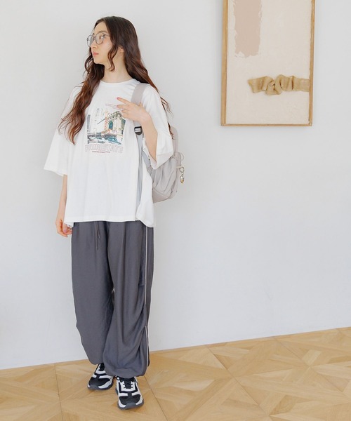 niko and...（ニコアンド）の「バック布帛CITYフォトＴシャツ（Tシャツ/カットソー・レディース・ナチュラル/オフホワイト/チャコール/ピンク・FREE）」の5枚目の写真