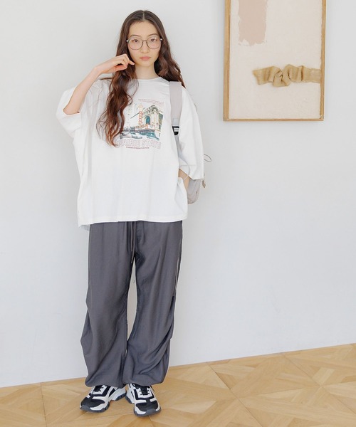 niko and...（ニコアンド）の「バック布帛CITYフォトＴシャツ（Tシャツ/カットソー・レディース・ナチュラル/オフホワイト/チャコール/ピンク・FREE）」の6枚目の写真