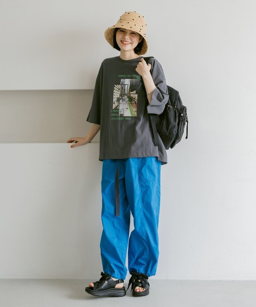 niko and...（ニコアンド）の「バック布帛CITYフォトＴシャツ（Tシャツ/カットソー・レディース・ナチュラル/オフホワイト/チャコール/ピンク・FREE）」の13枚目の写真