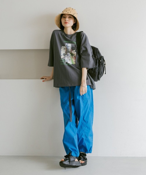 niko and...（ニコアンド）の「バック布帛CITYフォトＴシャツ（Tシャツ/カットソー・レディース・ナチュラル/オフホワイト/チャコール/ピンク・FREE）」の14枚目の写真