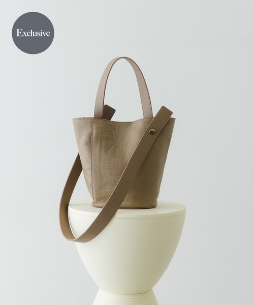 RODE SKO(ロデスコ)の「『別注』BEAURE×RODESKO カウレザー2ベルトバケツバッグ(ショルダーバッグ・レディース・ブラック/ベージュ・ONE)」の1枚目の写真