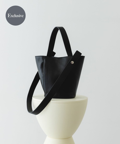 RODE SKO(ロデスコ)の「『別注』BEAURE×RODESKO カウレザー2ベルトバケツバッグ(ショルダーバッグ・レディース・ブラック/ベージュ・ONE)」の2枚目の写真