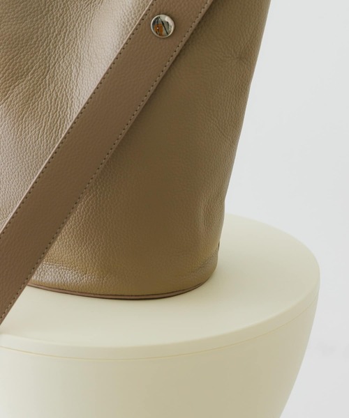 RODE SKO(ロデスコ)の「『別注』BEAURE×RODESKO カウレザー2ベルトバケツバッグ(ショルダーバッグ・レディース・ブラック/ベージュ・ONE)」の3枚目の写真