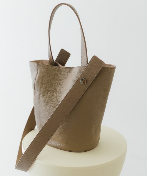 RODE SKO(ロデスコ)の「『別注』BEAURE×RODESKO カウレザー2ベルトバケツバッグ(ショルダーバッグ・レディース・ブラック/ベージュ・ONE)」の4枚目の写真