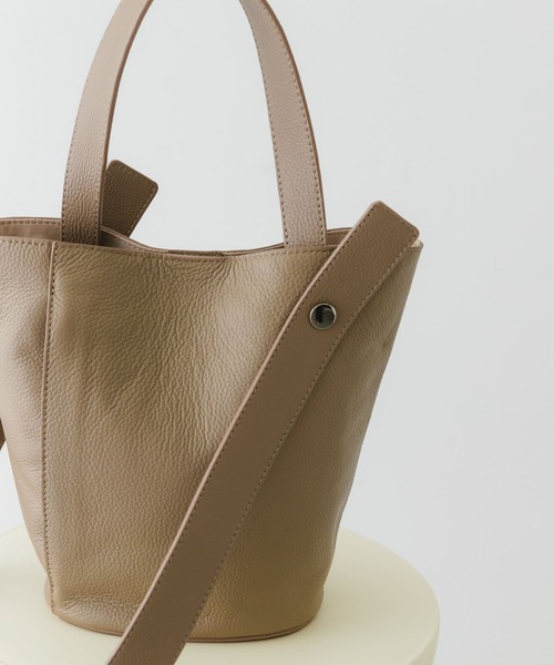 RODE SKO(ロデスコ)の「『別注』BEAURE×RODESKO カウレザー2ベルトバケツバッグ(ショルダーバッグ・レディース・ブラック/ベージュ・ONE)」の5枚目の写真