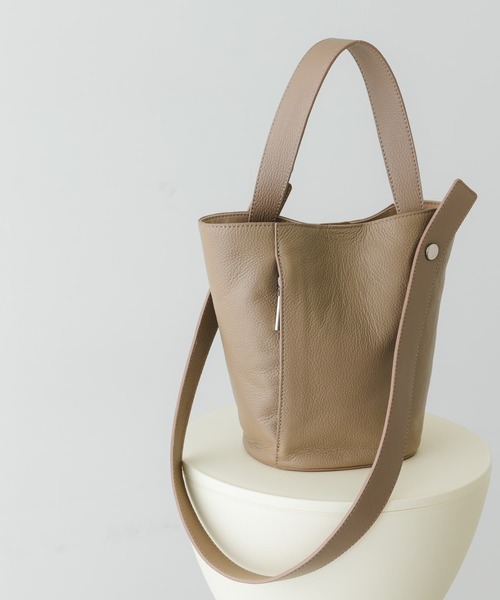 RODE SKO(ロデスコ)の「『別注』BEAURE×RODESKO カウレザー2ベルトバケツバッグ(ショルダーバッグ・レディース・ブラック/ベージュ・ONE)」の6枚目の写真