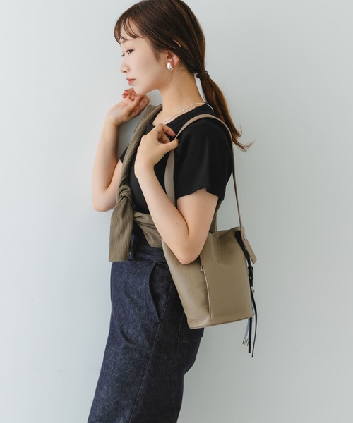 RODE SKO(ロデスコ)の「『別注』BEAURE×RODESKO カウレザー2ベルトバケツバッグ(ショルダーバッグ・レディース・ブラック/ベージュ・ONE)」の9枚目の写真