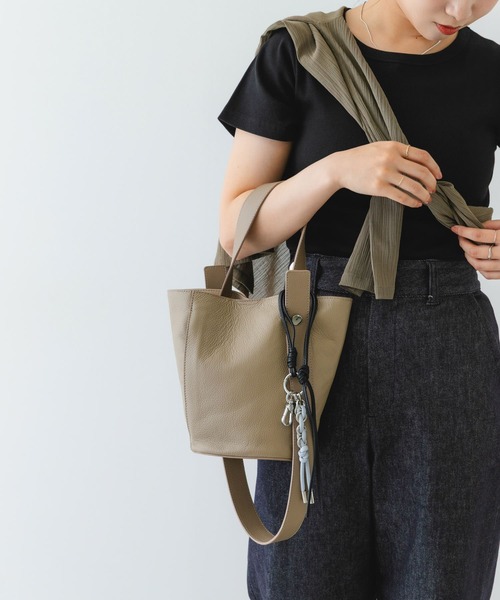 RODE SKO(ロデスコ)の「『別注』BEAURE×RODESKO カウレザー2ベルトバケツバッグ(ショルダーバッグ・レディース・ブラック/ベージュ・ONE)」の11枚目の写真