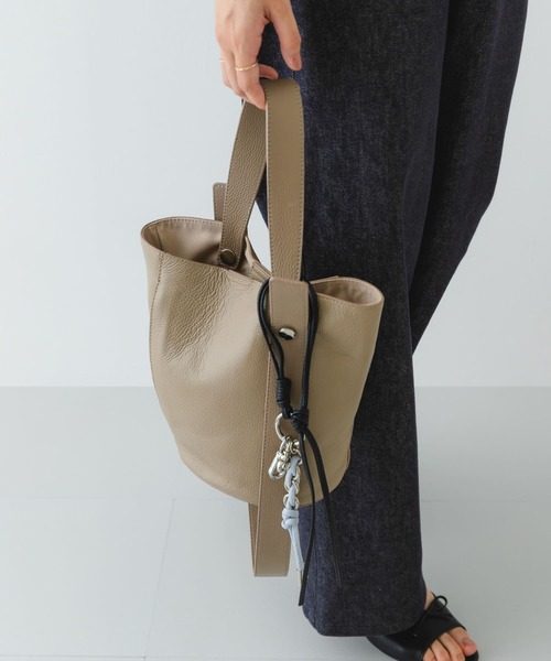 RODE SKO(ロデスコ)の「『別注』BEAURE×RODESKO カウレザー2ベルトバケツバッグ(ショルダーバッグ・レディース・ブラック/ベージュ・ONE)」の13枚目の写真