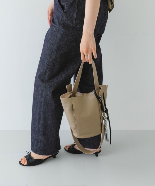 RODE SKO(ロデスコ)の「『別注』BEAURE×RODESKO カウレザー2ベルトバケツバッグ(ショルダーバッグ・レディース・ブラック/ベージュ・ONE)」の15枚目の写真