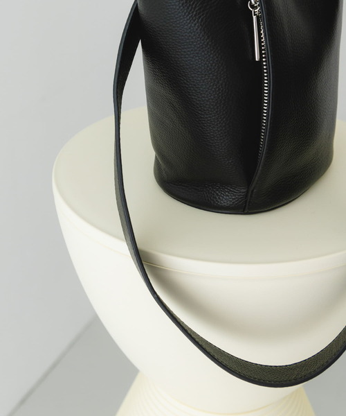 RODE SKO(ロデスコ)の「『別注』BEAURE×RODESKO カウレザー2ベルトバケツバッグ(ショルダーバッグ・レディース・ブラック/ベージュ・ONE)」の22枚目の写真