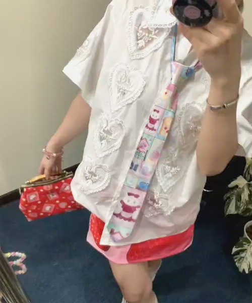 AsheKsha(アシクシャ)の「[新作】ラブハートくり抜きシャツ(Tシャツ/カットソー・レディース・ピンク/ブルー/ホワイト・S/M/L)」の1枚目の写真