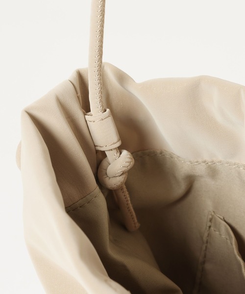 LAKOLE(ラコレ)の「ヌバック風ミニ巾着ショルダーバッグ / 574751(ショルダーバッグ・レディース・ブラック/ボルドー/グレイッシュベージュ・FREE)」の16枚目の写真