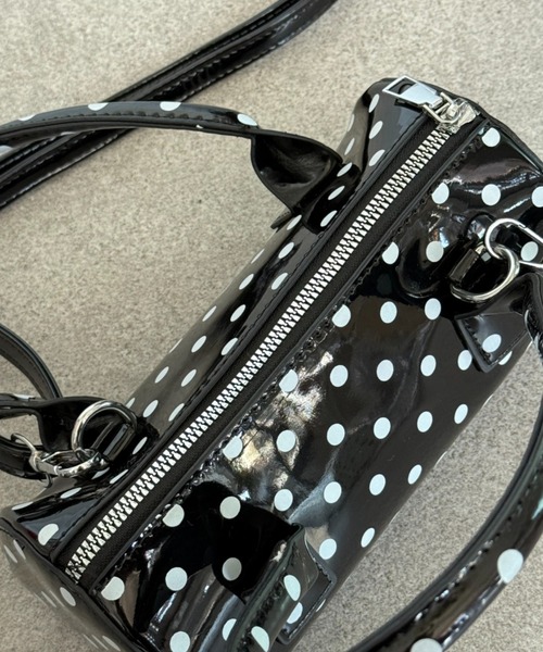SHEPP(シープ)の「ドット柄エナメルショルダーミニボストンバッグ /水玉/韓国トレンド(ボストンバッグ・レディース・ブラック/ホワイト・F)」の12枚目の写真