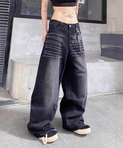 ヴィンテージ デニム風刺繍ロゴ付きバッグ ヴァレンティノ\u201c鮮やかな花刺繍\u201dのデニムトートバッグ、伊勢丹新宿で