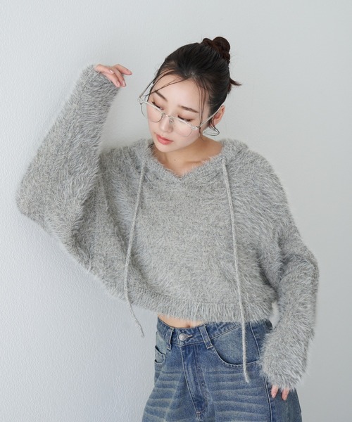 RAY CASSIN（レイカズン）の「フェザーフードニット（ニット/セーター・レディース・ブラウン/グレイッシュベージュ/グレー/チャコールグレー・FREE）」の2枚目の写真