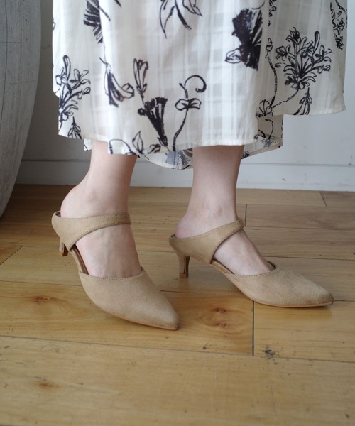 mysty woman(ミスティウーマン)の「スエードラインミュール 598043(パンプス・レディース・ベージュ/ブラック・LARGE/MEDIUM)」の1枚目の写真