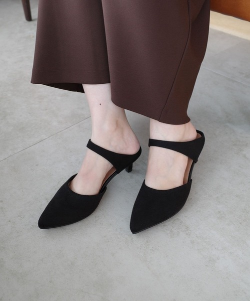 mysty woman(ミスティウーマン)の「スエードラインミュール 598043(パンプス・レディース・ベージュ/ブラック・LARGE/MEDIUM)」の2枚目の写真