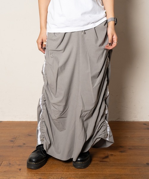 Subciety（サブサエティ）の「Side line drawstring flared skirt（スカート・レディース・ブラック/グレー・マルチサイズ）」の2枚目の写真