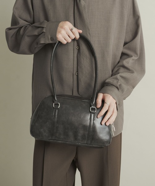 SENSE OF PLACE by URBAN RESEARCH(センスオブプレイスバイアーバンリサーチ)の「ロングハンドルボストンバッグ(ボストンバッグ・メンズ・チャコールグレー/ブラック/シルバー・ONE)」の4枚目の写真
