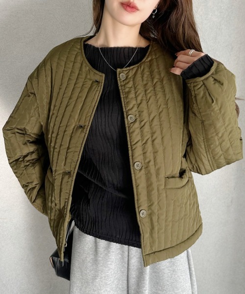TREOVER(トレオーバー)の「シンプルなデザインがどんなコーデとも相性抜群 ノーカラーストライプキルトブルゾン(ブルゾン・レディース・ブラック/アイボリー/カーキ/ブルー・FREE)」の19枚目の写真