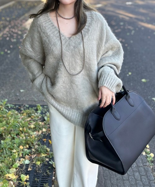 LAULEN(ローレン)の「v neck shaggy oversize knit pullover /Vネックシャギーオーバーサイズニットプルオーバー(ニット/セーター・レディース・ベージュ/ブラウン/グレー・FREE)」の2枚目の写真