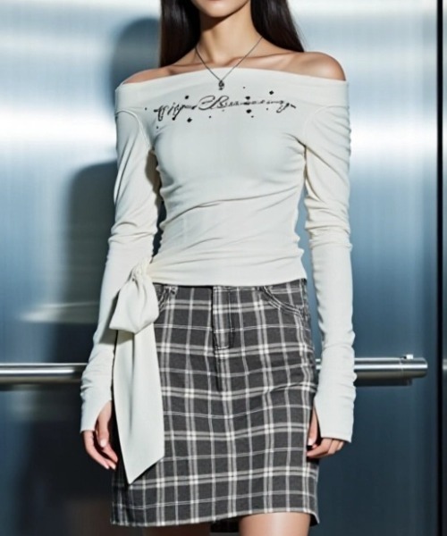 .KOM(ドットコム)の「A'GEM/9 × .kom 『.KOM/ドットケーオーエム』 Rhinestone Logo Design Long Sleeve T-shirt/ラインストーン ロゴデザイン 長袖Tシャツ(Tシャツ/カットソー・レディース・ホワイト/ブラック・FREE)」の1枚目の写真