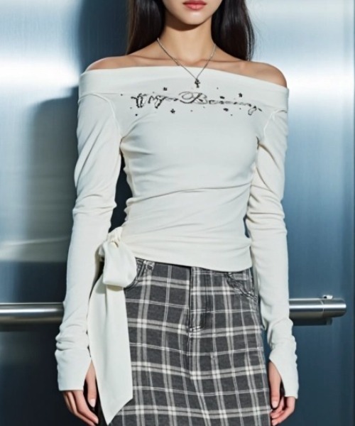 .KOM(ドットコム)の「A'GEM/9 × .kom 『.KOM/ドットケーオーエム』 Rhinestone Logo Design Long Sleeve T-shirt/ラインストーン ロゴデザイン 長袖Tシャツ(Tシャツ/カットソー・レディース・ホワイト/ブラック・FREE)」の3枚目の写真