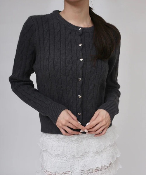 merrylatte（メリーラテ）の「ハートボタンケーブルカーディガン（カーディガン/ボレロ・レディース・グレー・FREE）」の2枚目の写真
