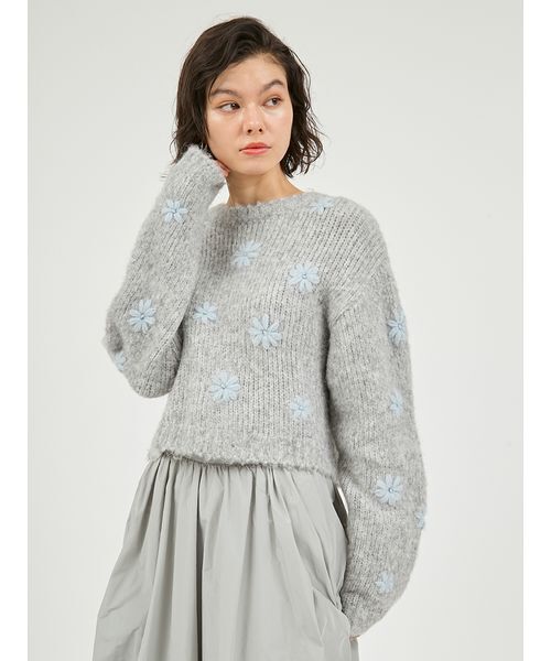 emmi（エミ）の「フラワーエンブロイダリーニットトップス（ニット/セーター・レディース・オフホワイト/グレー/イエロー・F）」の3枚目の写真