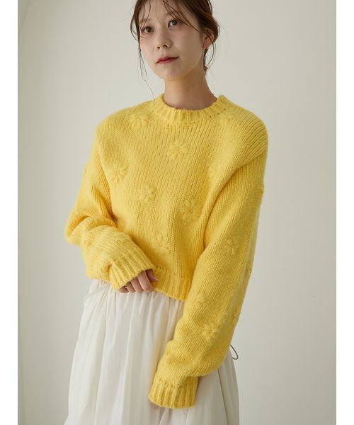 emmi（エミ）の「フラワーエンブロイダリーニットトップス（ニット/セーター・レディース・オフホワイト/グレー/イエロー・F）」の2枚目の写真