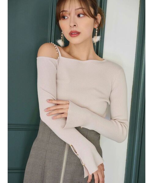 MERCURYDUO（マーキュリーデュオ）の「【追加生産】アシメパールチェーンワンショルニット（ニット/セーター・レディース・チャコールグレー/ブラック/ベージュ/ピンク・FREE）」の3枚目の写真