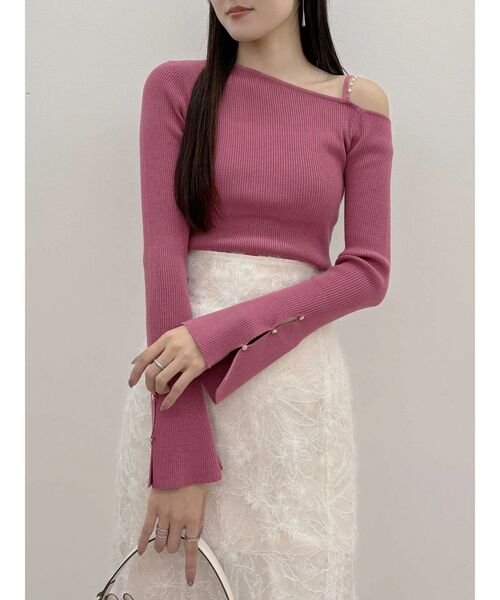 MERCURYDUO（マーキュリーデュオ）の「【追加生産】アシメパールチェーンワンショルニット（ニット/セーター・レディース・チャコールグレー/ブラック/ベージュ/ピンク・FREE）」の4枚目の写真