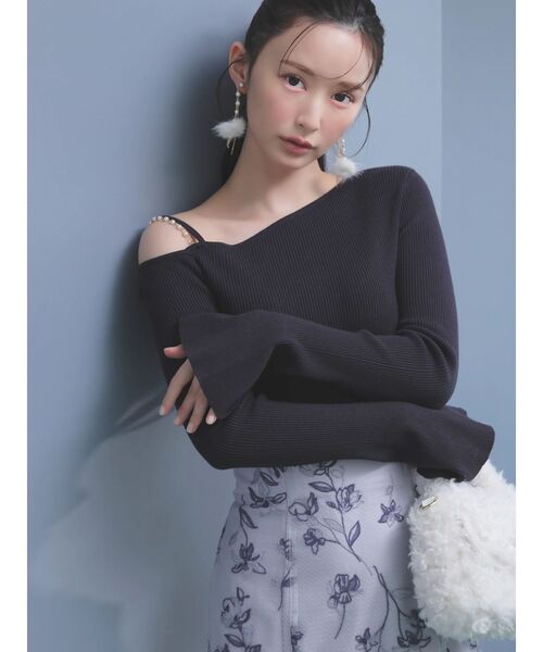 MERCURYDUO（マーキュリーデュオ）の「【追加生産】アシメパールチェーンワンショルニット（ニット/セーター・レディース・チャコールグレー/ブラック/ベージュ/ピンク・FREE）」の21枚目の写真