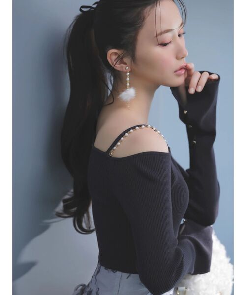 MERCURYDUO（マーキュリーデュオ）の「【追加生産】アシメパールチェーンワンショルニット（ニット/セーター・レディース・チャコールグレー/ブラック/ベージュ/ピンク・FREE）」の22枚目の写真